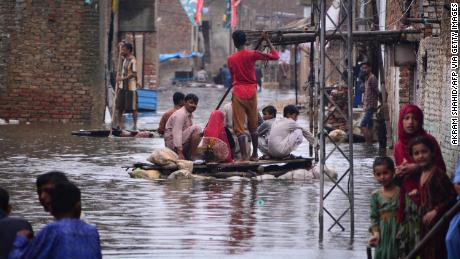 Más de 900 personas muertas por lluvias monzónicas e inundaciones en Pakistán, incluidos 326 niños