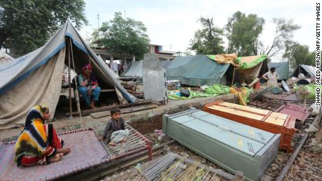 Los residentes se refugian en un campamento improvisado en el distrito de Rajanpur, en la provincia paquistaní de Punjab, el 24 de agosto.