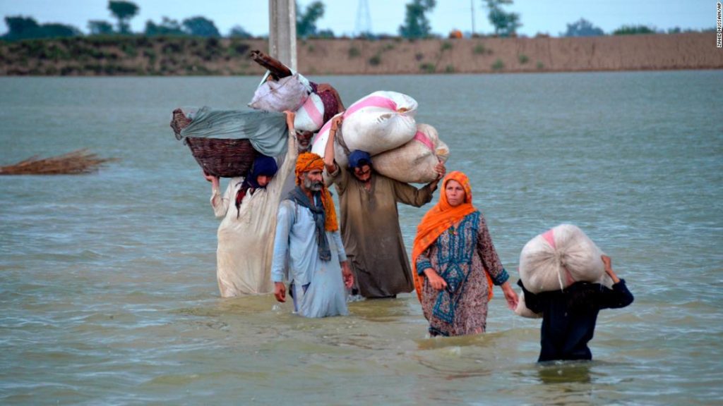Las inundaciones en Pakistán han afectado a 33 millones de personas en el peor desastre en una década, dice un ministro