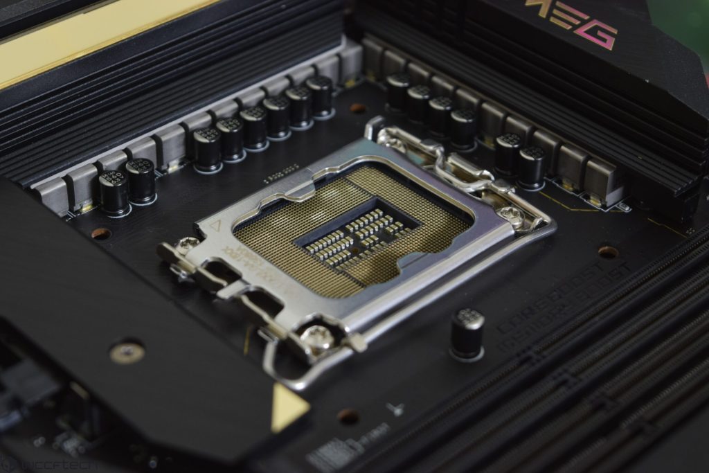 Placas base Intel Z790 con monitor de soporte de memoria DDR5-6800 y DDR4-5333