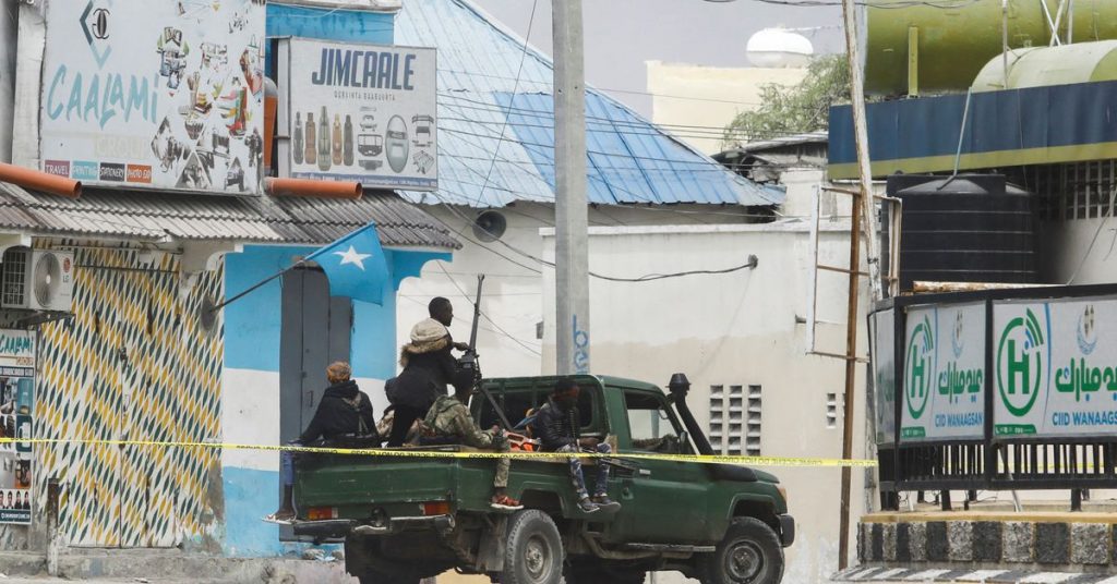 Al menos 12 muertos cuando el asedio del hotel entra en Somalia en el segundo día