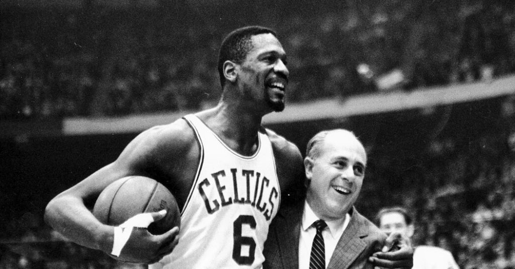 Bill Russell, centro de los Celtics que transformó el baloncesto profesional, muere a los 88 años