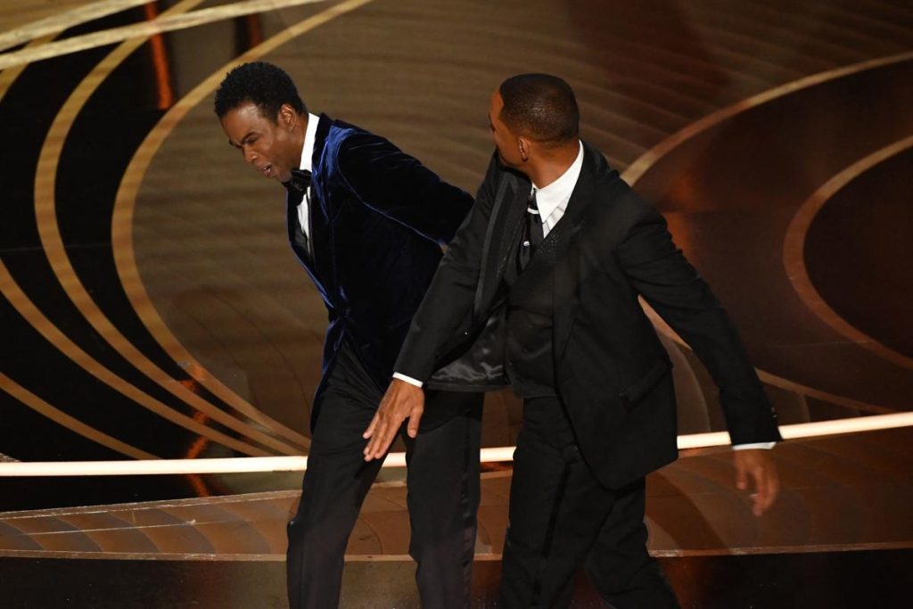 Chris Rock dice que rechazó una oferta para presentar los Oscar 5 meses después de abofetear a Will Smith