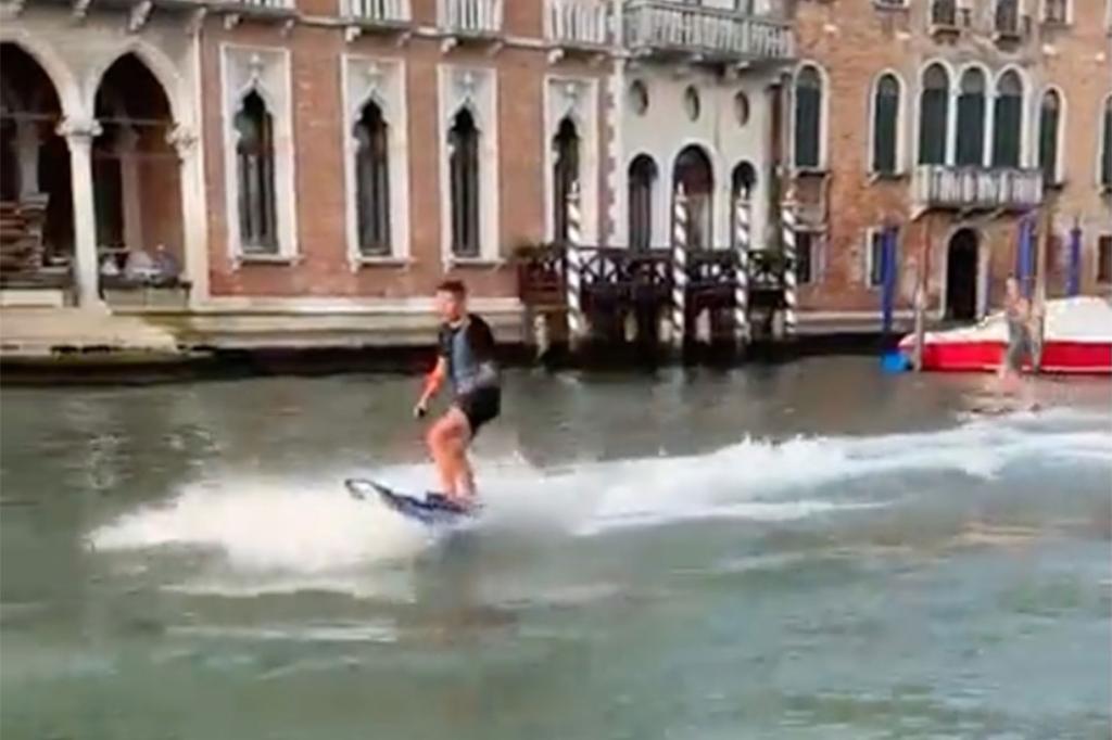 El alcalde de Italia ha criticado a los turistas detenidos por hacer surf en el Gran Canal