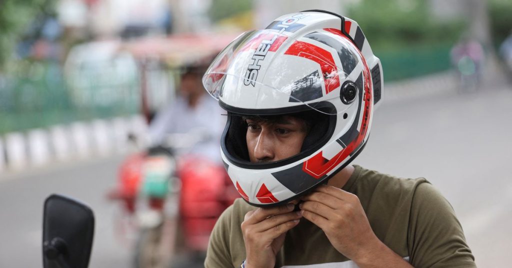 El casco financiado por el estado de la India promete 'aire limpio' en la batalla contra el smog invernal