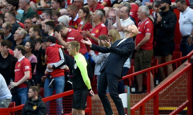 Eric Ten Hag muestra su frustración durante la derrota inicial del Manchester United