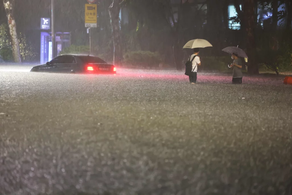 Fuertes lluvias inundan la capital de Corea del Sur, Seúl, matando al menos a ocho personas