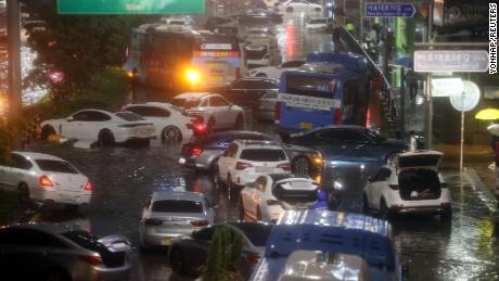 Autos abandonados llenan una carretera en un área inundada durante fuertes lluvias en Seúl, Corea del Sur, el 8 de agosto.