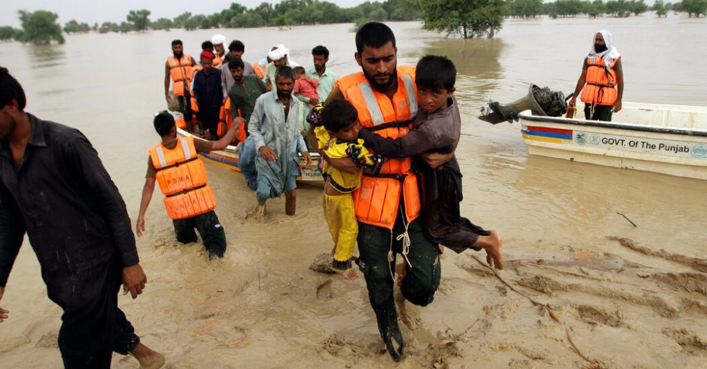 Inundaciones mortales están destruyendo un Pakistán ya frágil