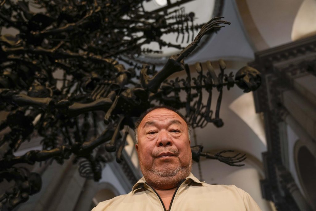 La actriz Ai Weiwei advierte contra la arrogancia en tiempos 'complicados'