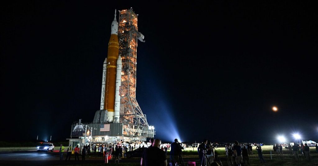 Mira cómo el Artemis Moon Rocket de la NASA despega hacia la plataforma de lanzamiento