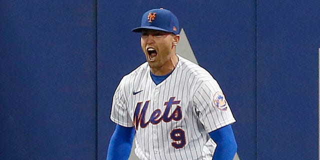 Brandon Nemo #9 de los Mets de Nueva York reacciona después de anotar en la séptima entrada contra los Dodgers de Los Ángeles en el Citi Field el 31 de agosto de 2022 en la ciudad de Nueva York.