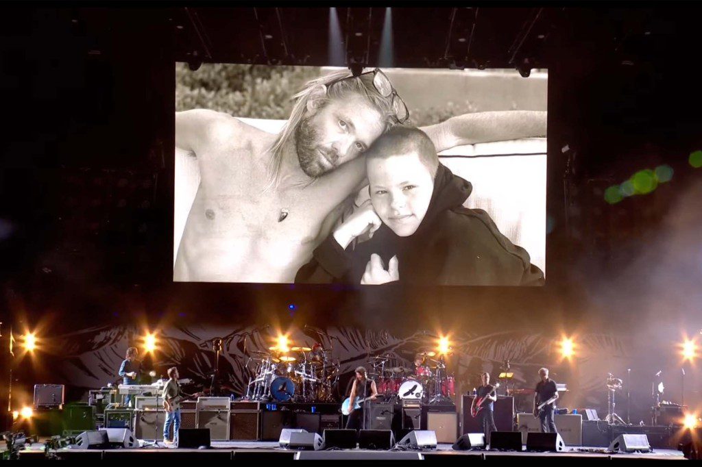 La multitud vitoreó cuando se mostró una foto de Hawkins y su hijo en una pantalla detrás del baterista adolescente. 
