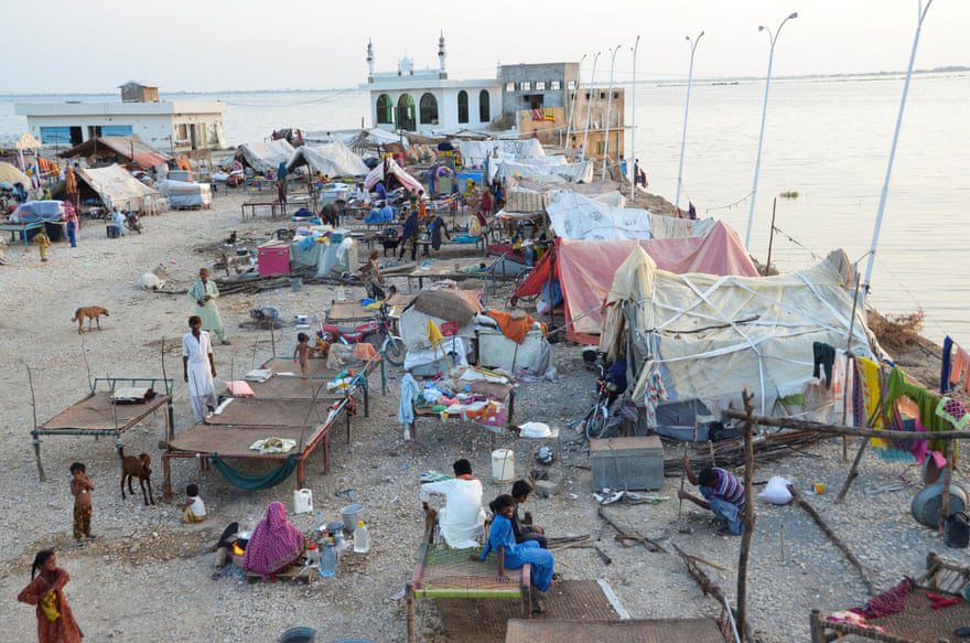 Una vista de las tiendas de campaña improvisadas para las víctimas de las inundaciones que se refugian en un terreno más alto.