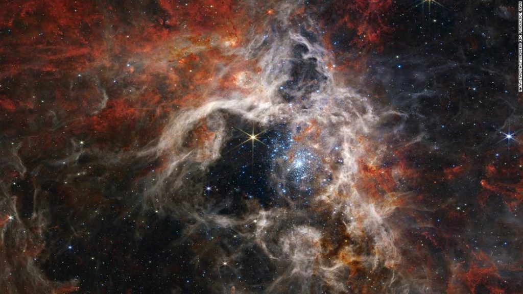 La imagen de la Nebulosa de la Tarántula fue capturada por el Telescopio Espacial Webb de la NASA