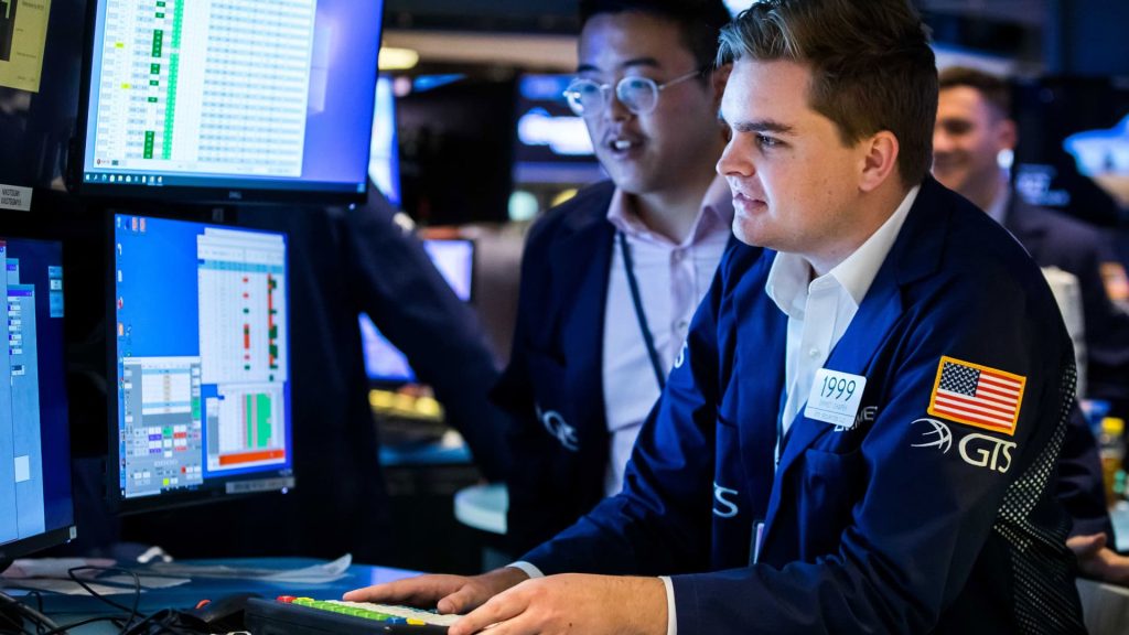 Los futuros de acciones suben mientras Wall Street busca cortar una racha de pérdidas de 3 semanas
