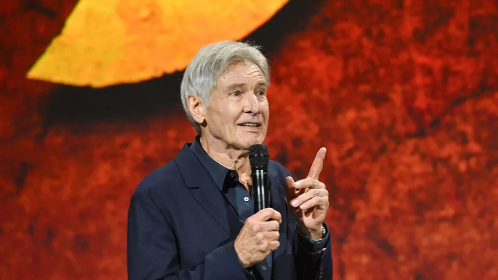 Harrison Ford se ahoga al hablar de su última película de 'Indiana Jones' en el Show D23 de Disney: 'Estoy tan orgulloso'