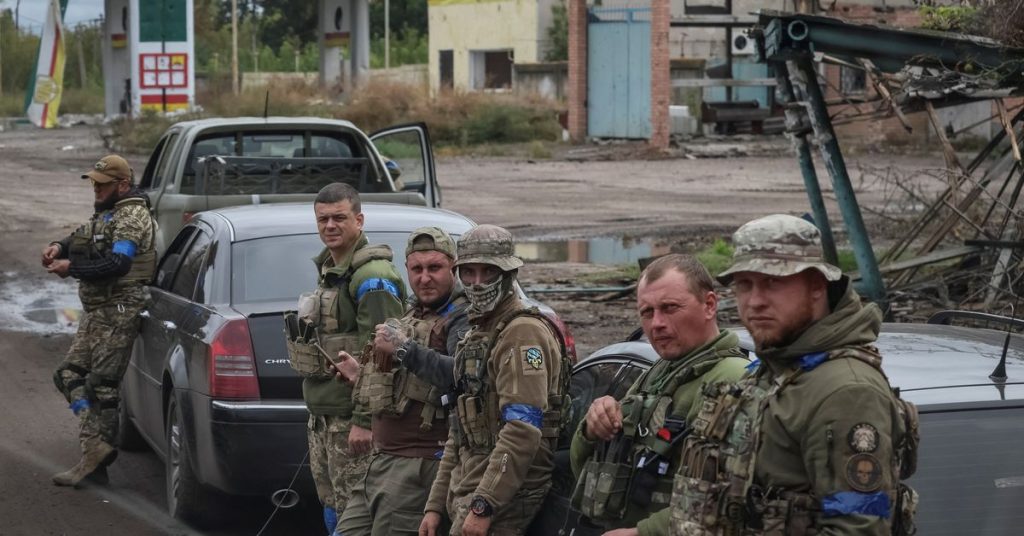 Las fuerzas rusas se retiran mientras Ucrania intenta expandir la contraofensiva