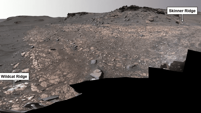 Wildcat Ridge y Skinner Ridge en el cráter marciano Jezero.  Imagen del rover Perseverance de la NASA. 