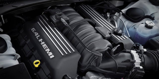 El V8 de 6.4 litros se usó por última vez en el 300 en 2014.
