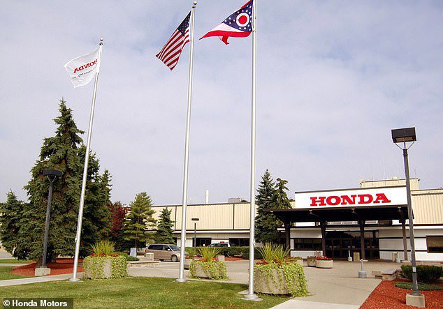 La marcha atrás del fabricante de automóviles se produjo el martes, cuando se envió un memorando a los empleados de la planta de Marysville Honda Motors Co. en el centro de Ohio (en la foto) pidiéndoles que devolvieran el dinero de las bonificaciones en exceso.  La fábrica emplea actualmente a miles de trabajadores.