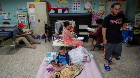 Los evacuados se refugian en el salón de clases de una escuela pública en Guayanila, Puerto Rico.