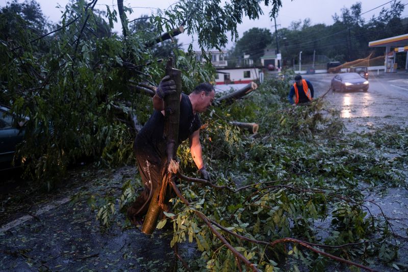 El huracán Fiona toca tierra en la República Dominicana mientras más de un millón de personas en Puerto Rico siguen sin electricidad.