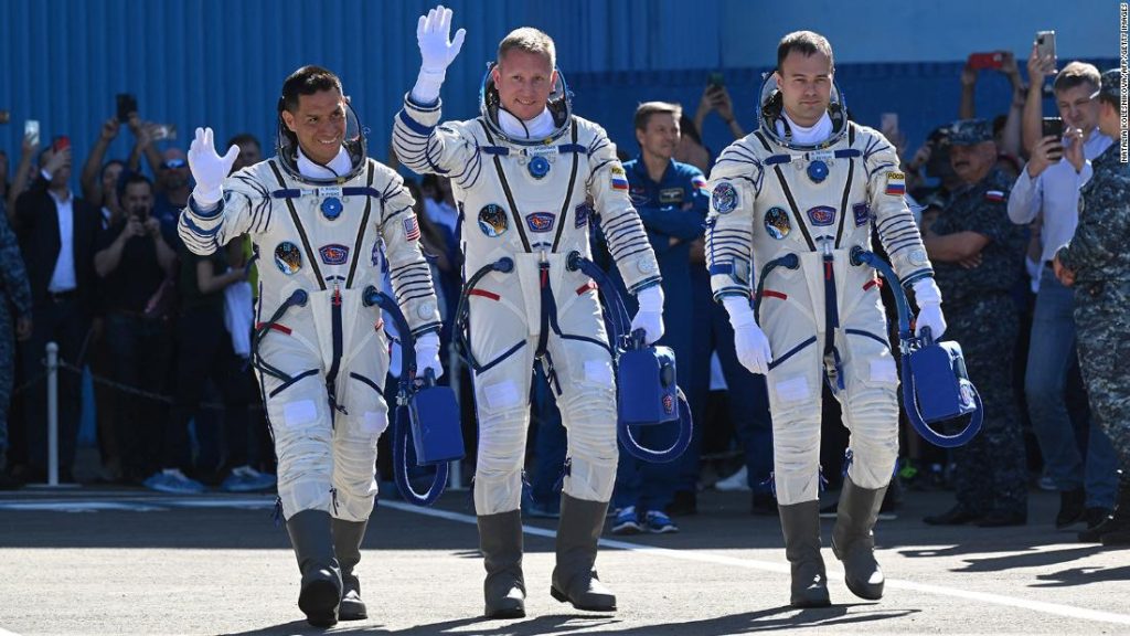 Astronauta de la NASA y cosmonautas rusos despegan hacia el espacio
