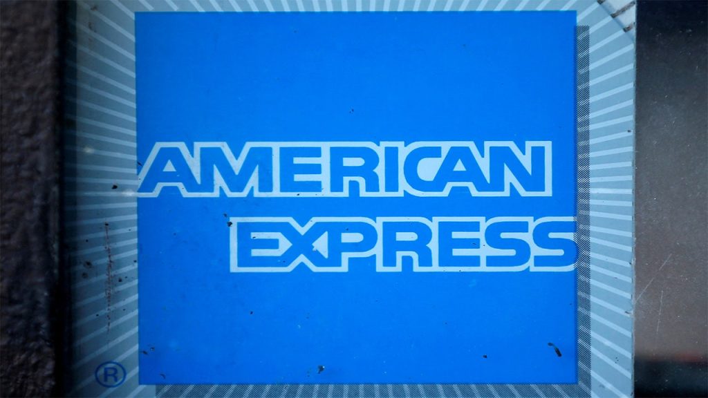Otros 3 demandantes se unieron a una demanda colectiva contra American Express alegando discriminación contra empleados blancos