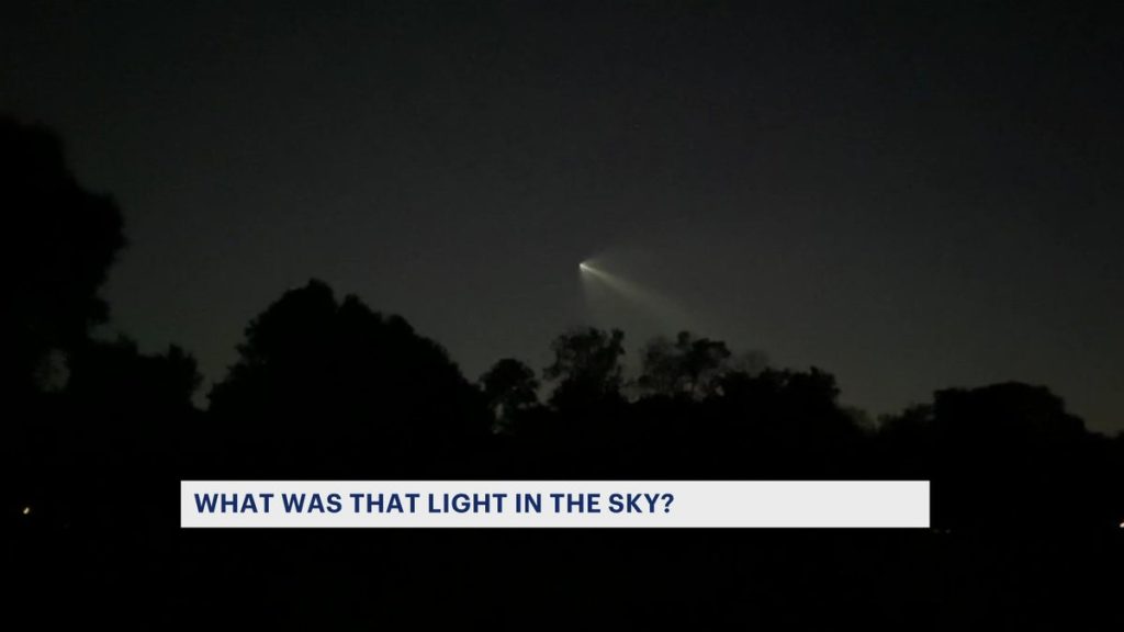 El rastro de vapor de un cohete Space X Falcon 9 aparece sobre el cielo de Nueva Jersey