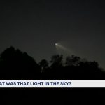 El rastro de vapor de un cohete Space X Falcon 9 aparece sobre el cielo de Nueva Jersey