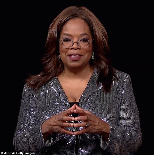 La mujer de 57 años recordó una cena que tuvo con Oprah Winfrey, que se desvaneció después de que comenzaron a hablar sobre religión.
