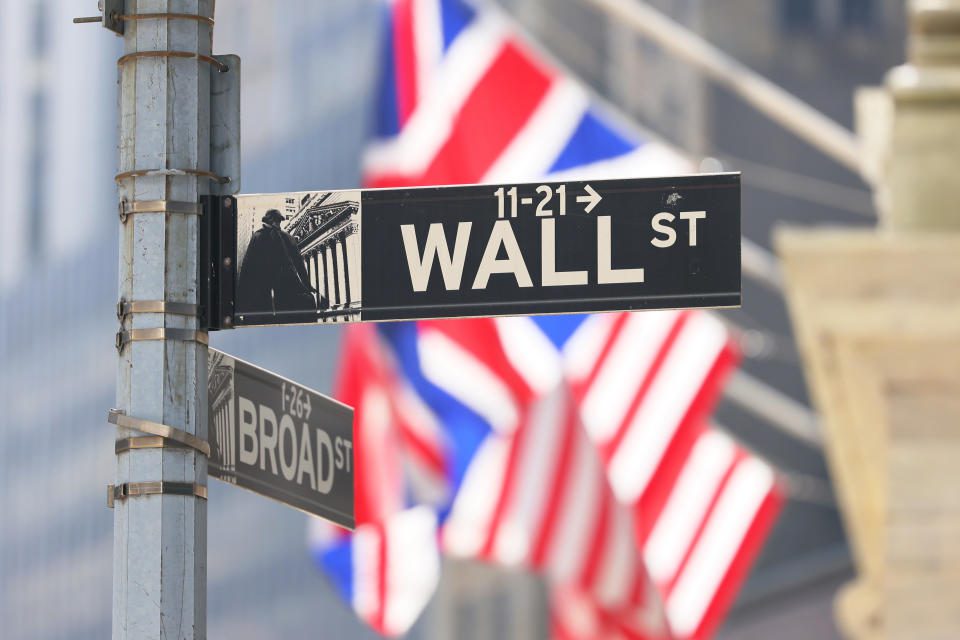NUEVA YORK, NY - 13 DE SEPTIEMBRE: Un cartel de Wall Street se ve en la Bolsa de Valores de Nueva York durante la tarde del 13 de septiembre de 2022 en la ciudad de Nueva York.  Las acciones estadounidenses abrieron a la baja hoy y cerraron significativamente a la baja con el Dow Jones cayendo más de 1200 puntos después de la publicación de un informe de inflación que mostró que los precios subieron más de lo esperado el mes pasado.  El Índice de Precios al Consumidor de la Oficina de Estadísticas Laborales mostró que los precios aumentaron un 8,3% durante el año pasado, y los economistas esperaban un aumento del 8,1%.  (Foto de Michael M. Santiago/Getty Images)
