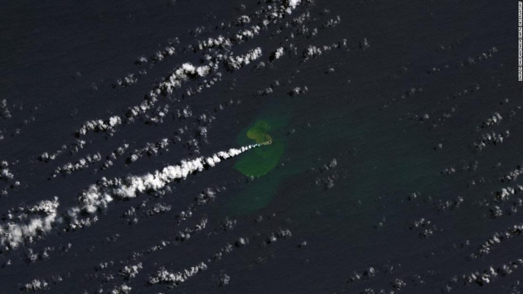 Baby Island aparece en el Océano Pacífico tras la erupción de un volcán submarino