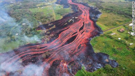 El volcán Kilauea de Hawái arroja lava por todas partes