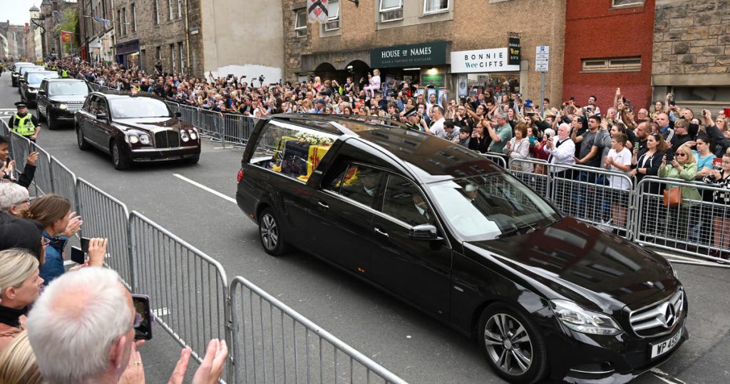El ataúd de la reina Isabel II hace un triste viaje por Escocia