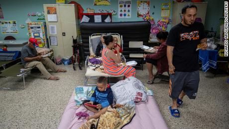Se ve a los evacuados en un salón de clases de una escuela pública que se usa como refugio cuando el huracán Fiona y su lluvia torrencial se acercaron a Guayanila, Puerto Rico, el domingo.