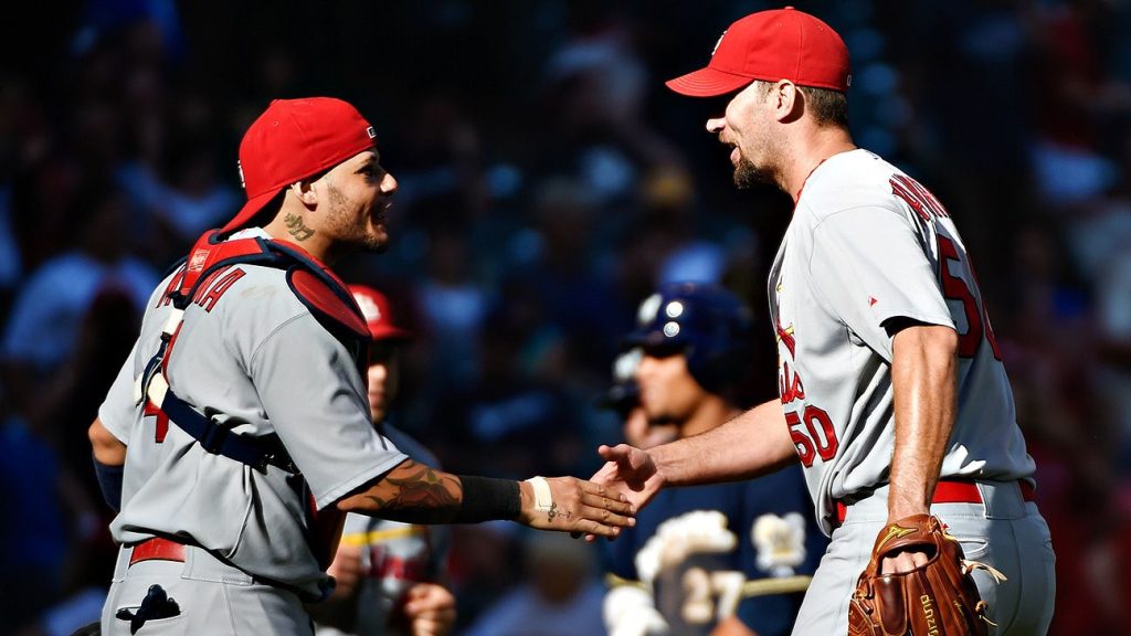 El lanzador de los St. Louis Cardinals, Adam Wainwright, y el receptor, Yadier Molina, empatan el récord de batería de la MLB