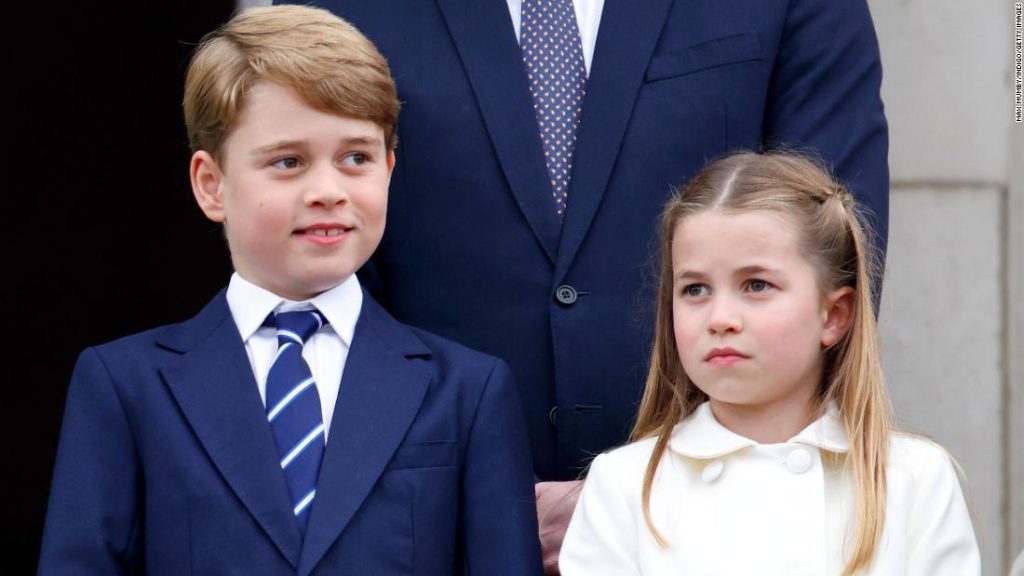 El príncipe George y la princesa Charlotte desfilan en el cortejo fúnebre de la reina