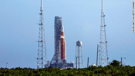 El cohete Artemis I de la NASA se encuentra en la plataforma de lanzamiento del Centro Espacial Kennedy el 3 de septiembre en Cabo Cañaveral, Florida. 