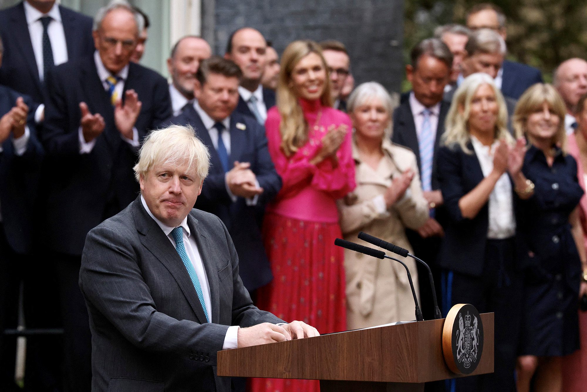 Boris Johnson deja Downing Street, en su último día en el cargo como primer ministro británico, observado por su esposa Carrie, en Londres, Inglaterra, el 6 de septiembre.