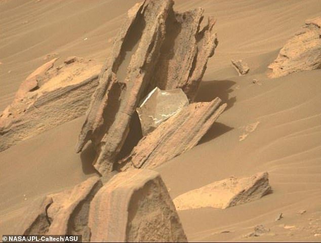Un científico estimó que hay 15,694 libras de basura en Marte.  La mayor parte proviene de dispositivos descuidados como esta manta térmica que protege la tenacidad de la NASA y sobrevive a través de la atmósfera infernal.