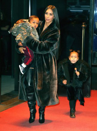 Kim Kardashian, North West, Saint West Kim Kardashian fuera de casa, Nueva York, EE. UU. - 01 de febrero de 2017 Kim Kardashian y sus hijos salen de casa en la ciudad de Nueva York