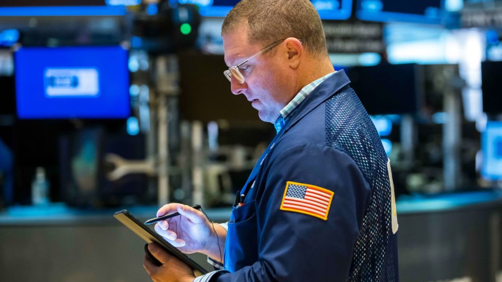Los futuros del Dow Jones cayeron más de 200 puntos después de un fuerte repunte de dos días en Wall Street