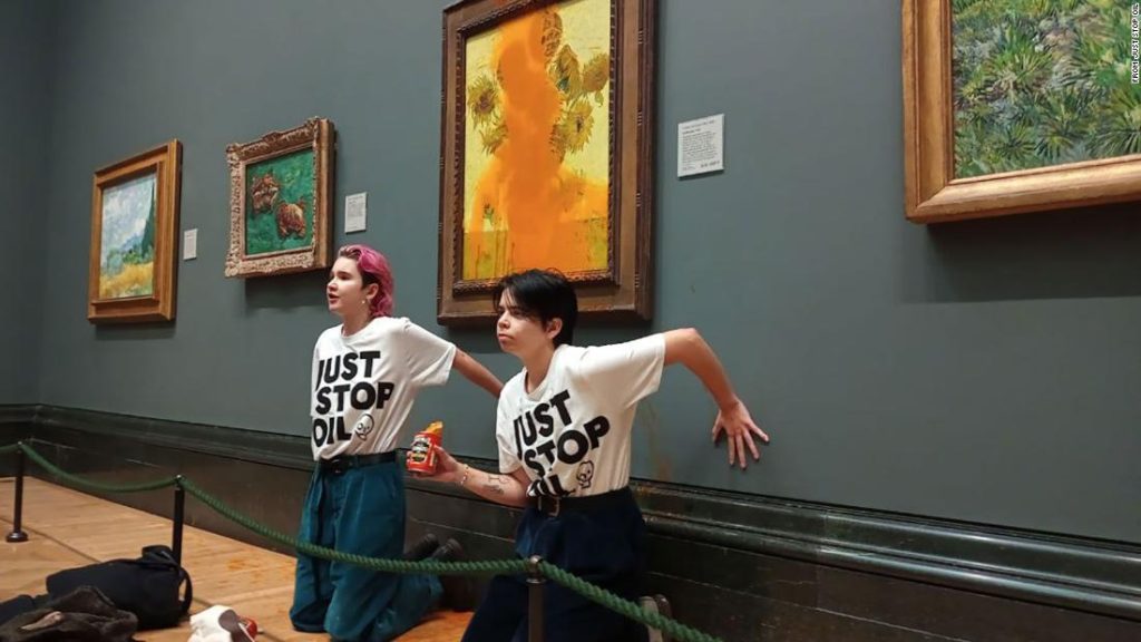 Manifestantes acusados ​​de combustibles fósiles después de arrojar sopa de tomate sobre los girasoles de Van Gogh en la feria de Londres