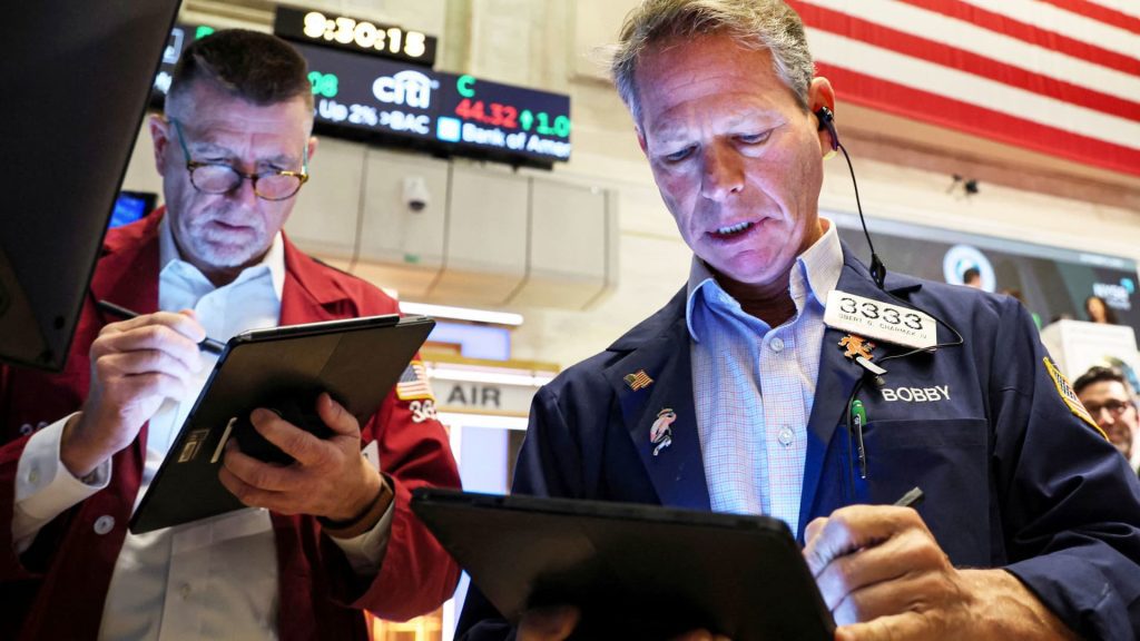 Los futuros de Dow y S&P 500 caen mientras los inversores esperan grandes ganancias tecnológicas