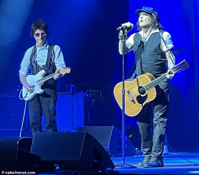 Hitmaker: Johnny estaba de gira por los Estados Unidos con el cantante Jeff Beck después de ganar un caso de difamación contra su ex esposa Amber Heard