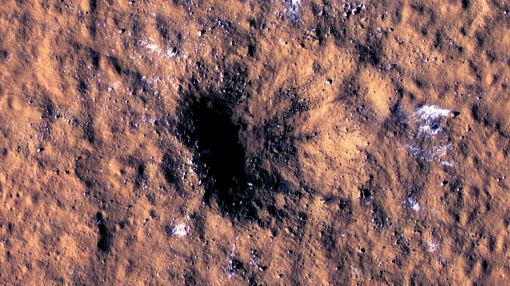 Imágenes muestran un nuevo cráter en Marte causado por el impacto de un gran meteorito