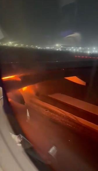 El avión despega del aeropuerto de Delhi antes de incendiarse.