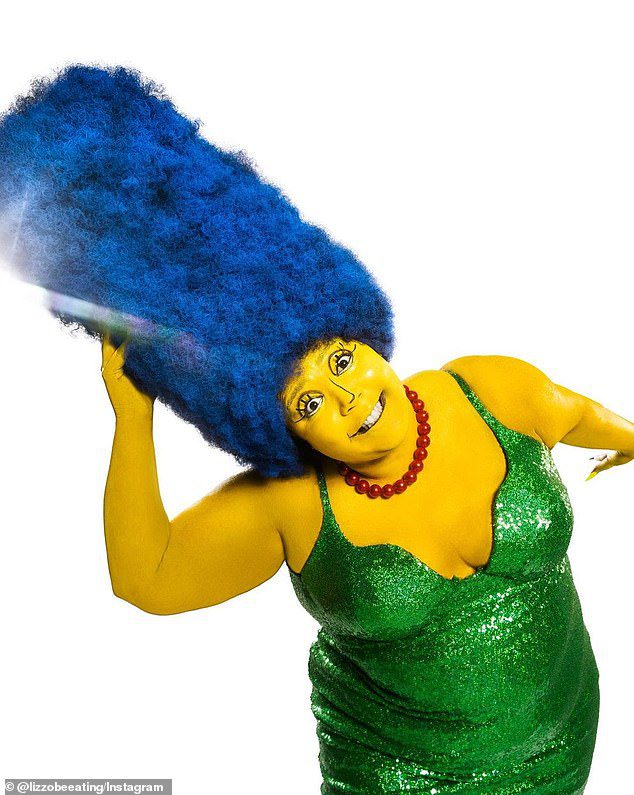 Peluca enorme: también llevaba el pelo largo y azul de Marge, un collar de perlas rojas y tacones rojos.